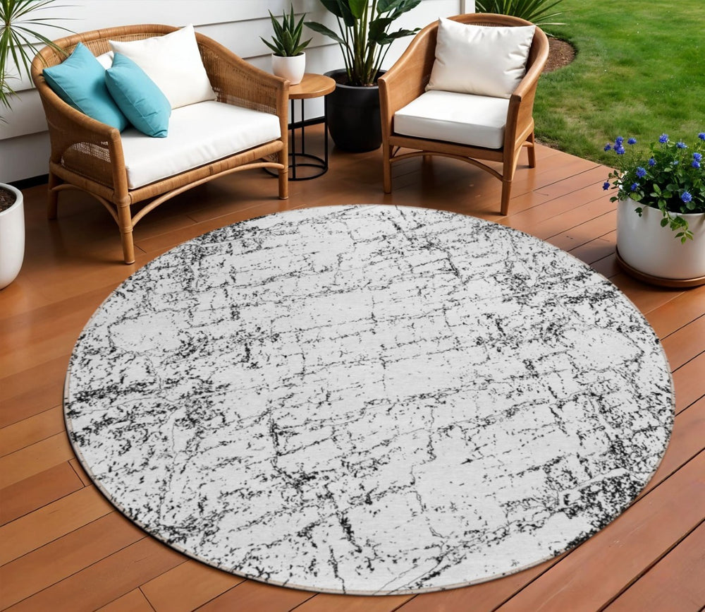 HomeRoots 5' Contemporary Black, White & Gray Abstract Area Rug - Washable, Durable for Indoor & Outdoor Use 8' Round 578066