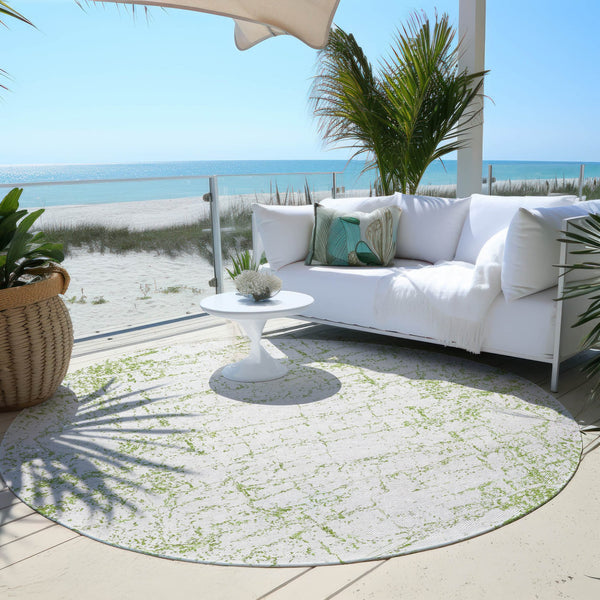 Homeroots 3' Stylish Black, White & Gray Abstract Washable Area Rug For Indoor & Outdoor Spaces 8' Round Polyester 578084