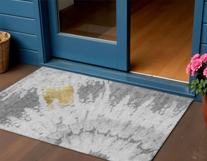 Homeroots 3' Artichoke Green Abstract Indoor Outdoor Area Rug – Stylish, Washable, And Stain Resistant Design 3' X 5' Polyester 578298