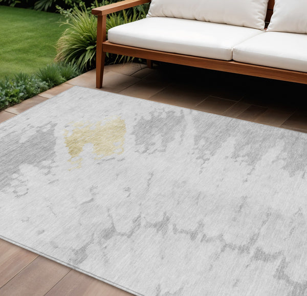 Homeroots 3' Artichoke Green Abstract Indoor Outdoor Area Rug – Stylish, Washable, And Stain Resistant Design 8' X 10' Polyester 578313