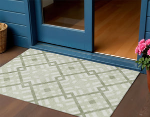 Homeroots 3' Artichoke Green Geometric Washable Area Rug - Perfect For Indoor And Outdoor Spaces, Durable Design 3' X 5' Polyester 578364