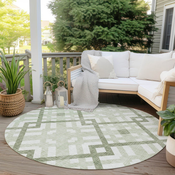Homeroots 3' Artichoke Green Geometric Washable Area Rug - Perfect For Indoor And Outdoor Spaces, Durable Design 8' Round Polyester 578366