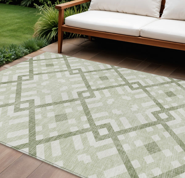 Homeroots 3' Artichoke Green Geometric Washable Area Rug - Perfect For Indoor And Outdoor Spaces, Durable Design 9' X 12' Polyester 578368