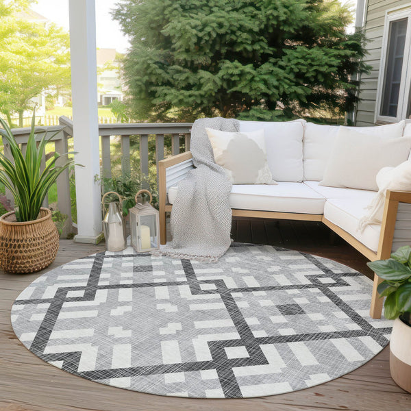 Homeroots 3' Artichoke Green Geometric Washable Area Rug - Perfect For Indoor And Outdoor Spaces, Durable Design 8' Round Polyester 578390