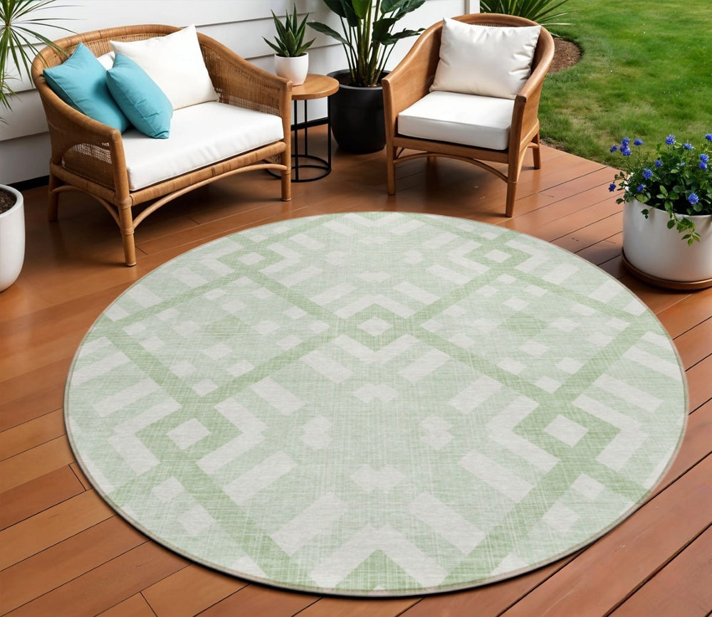 HomeRoots 5' Mint Green and Ivory Geometric Area Rug - Stylish, Washable, Indoor-Outdoor Versatility for Any Space 8' Round 578402
