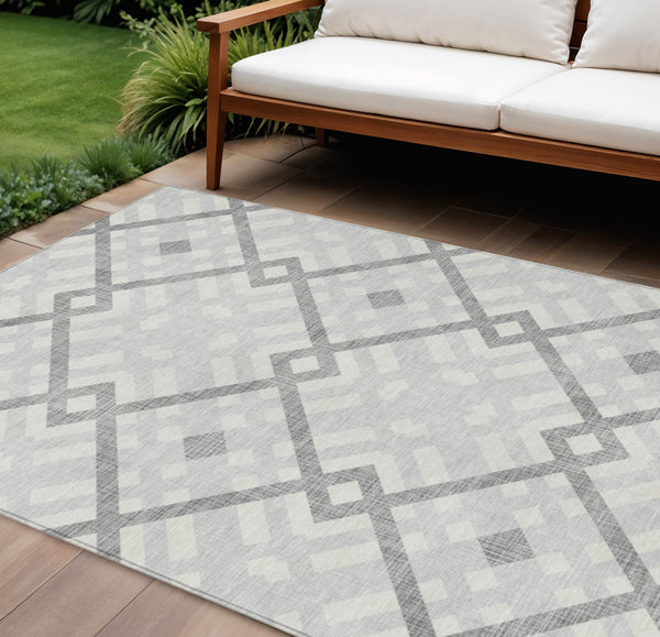 Homeroots 3' Artichoke Green Geometric Washable Area Rug - Perfect For Indoor And Outdoor Spaces, Durable Design 8' X 10' Polyester 578439