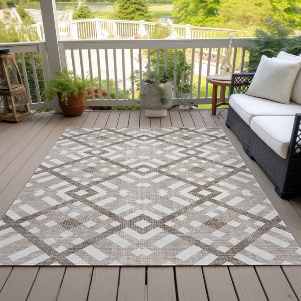 Homeroots 3' Artichoke Green Geometric Washable Area Rug - Perfect For Indoor And Outdoor Spaces, Durable Design 10' X 14' Polyester 578453