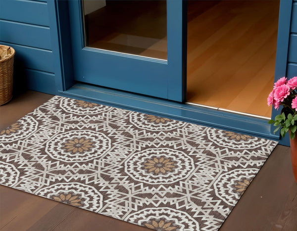 Homeroots 3' Floral Medallion Area Rug - Artichoke Green & Tan, Washable For Indoor & Outdoor Use, Durable Design 3' X 5' Polyester 578598