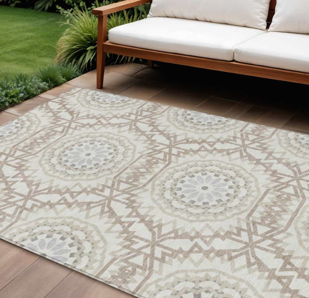 HomeRoots 5' Elegant Ivory Beige Silver Floral Medallion Area Rug - Washable for Indoor & Outdoor Use 8' X 10' 578631