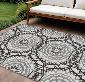 Homeroots 3' Floral Medallion Area Rug - Artichoke Green & Tan, Washable For Indoor & Outdoor Use, Durable Design 8' X 10' Polyester 578697