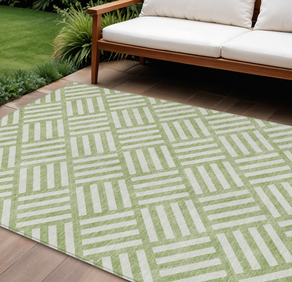 Homeroots 3' Artichoke Green Geometric Washable Area Rug - Stylish Indoor/Outdoor Design For Any Space 8' X 10' Polyester 578703