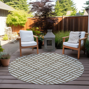 Homeroots 3' Artichoke Green Geometric Washable Area Rug - Stylish Indoor/Outdoor Design For Any Space 8' Round Polyester 578726
