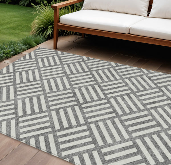 Homeroots 3' Artichoke Green Geometric Washable Area Rug - Stylish Indoor/Outdoor Design For Any Space 8' X 10' Polyester 578733