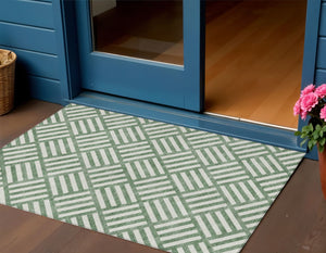 Homeroots 3' Artichoke Green Geometric Washable Area Rug - Stylish Indoor/Outdoor Design For Any Space 3' X 5' Polyester 578748