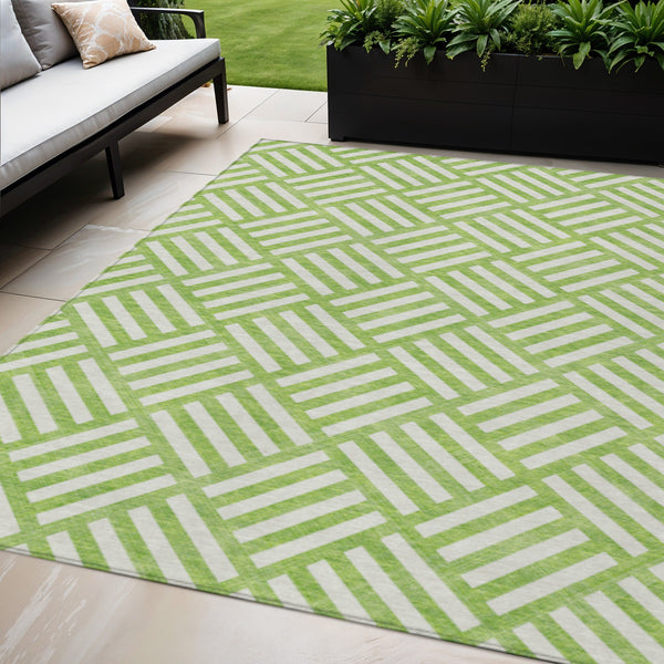 Homeroots 3' Artichoke Green Geometric Washable Area Rug - Stylish Indoor/Outdoor Design For Any Space 5' X 8' Polyester 578761