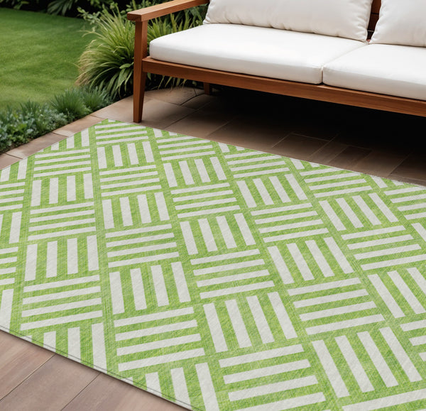 Homeroots 3' Artichoke Green Geometric Washable Area Rug - Stylish Indoor/Outdoor Design For Any Space 10' X 14' Polyester 578765
