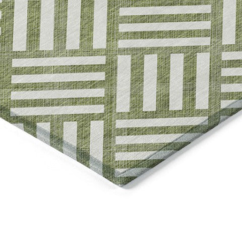 Homeroots 3' Artichoke Green Geometric Washable Area Rug - Stylish Indoor/Outdoor Design For Any Space 8' X 10' Polyester 578781