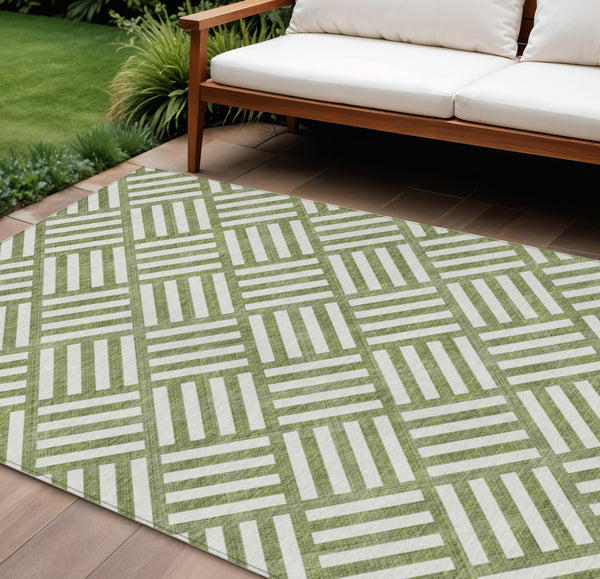 Homeroots 3' Artichoke Green Geometric Washable Area Rug - Stylish Indoor/Outdoor Design For Any Space 9' X 12' Polyester 578782
