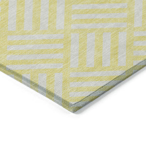Homeroots 3' Artichoke Green Geometric Washable Area Rug - Stylish Indoor/Outdoor Design For Any Space 5' X 8' Polyester 578833