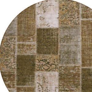 Homeroots 3' Artichoke Green And Ivory Patchwork Washable Area Rug For Indoor And Outdoor Spaces, Durable Design 8' Round Polyester 579321