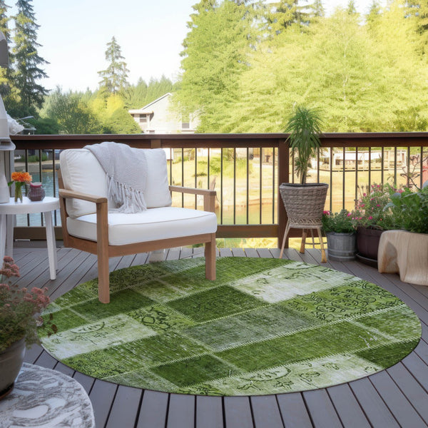 Homeroots 3' Artichoke Green And Ivory Patchwork Washable Area Rug For Indoor And Outdoor Spaces, Durable Design 8' Round Polyester 579333