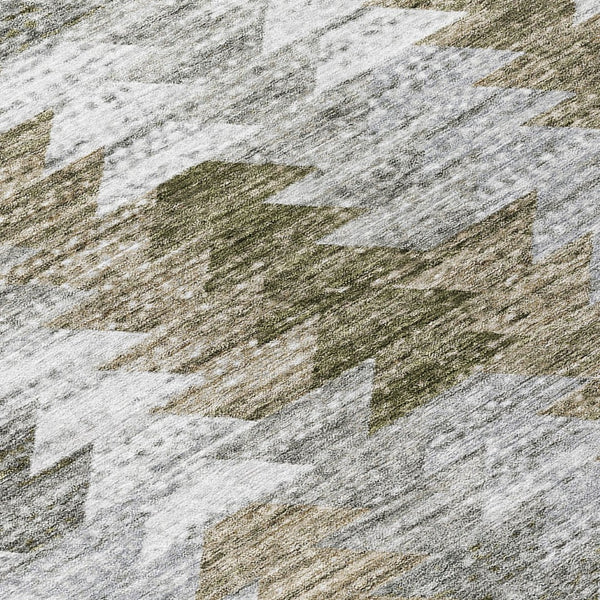 HomeRoots 5' Modern Geometric Washable Area Rug in Brown, Beige, and Gray for Indoor & Outdoor Spaces 8' Round 579501