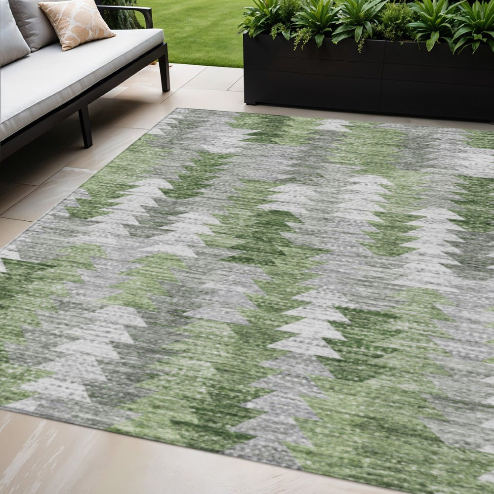 HomeRoots 5' Geometric Green Area Rug - Durable, Washable Indoor/Outdoor Design for Modern Spaces and High Traffic 5' X 8' 579506