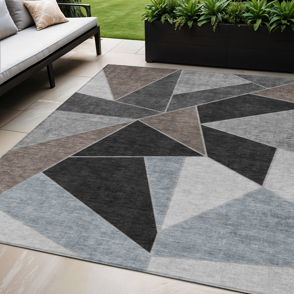 Homeroots 3' Geometric Artichoke Green Area Rug - Stylish Washable Design For Indoor & Outdoor Spaces 5' X 8' Polyester 579548