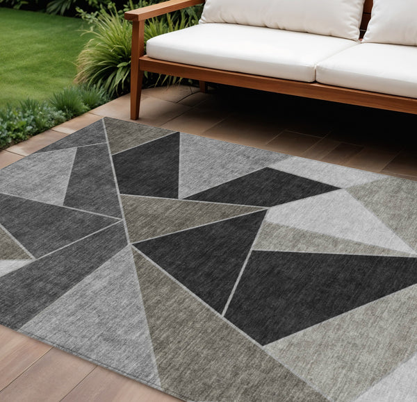 Homeroots 3' Geometric Artichoke Green Area Rug - Stylish Washable Design For Indoor & Outdoor Spaces 9' X 12' Polyester 579557