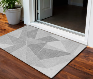 Homeroots 3' Geometric Artichoke Green Area Rug - Stylish Washable Design For Indoor & Outdoor Spaces 3' X 5' Polyester 579559