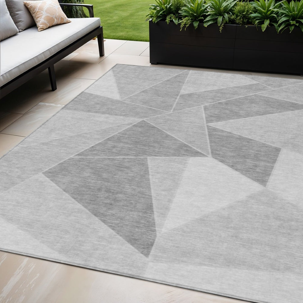HomeRoots 5' Modern Geometric Washable Area Rug in Gray, Silver & Graphite - Perfect for Indoor & Outdoor Use 5' X 8' 579560