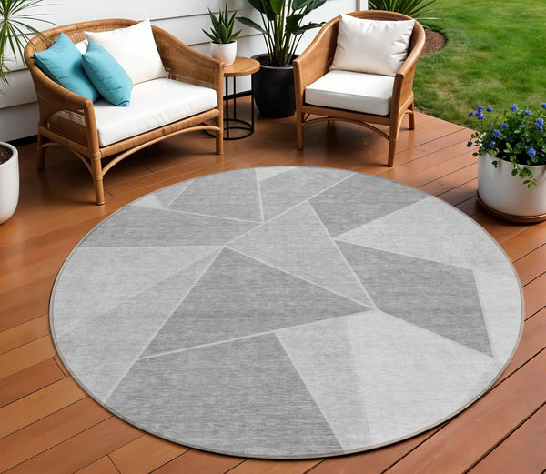 Homeroots 3' Geometric Artichoke Green Area Rug - Stylish Washable Design For Indoor & Outdoor Spaces 8' Round Polyester 579561