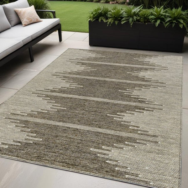 Homeroots 3' Stylish Artichoke Green Ivory Abstract Washable Area Rug For Indoor And Outdoor Spaces 5' X 8' Polyester 579890