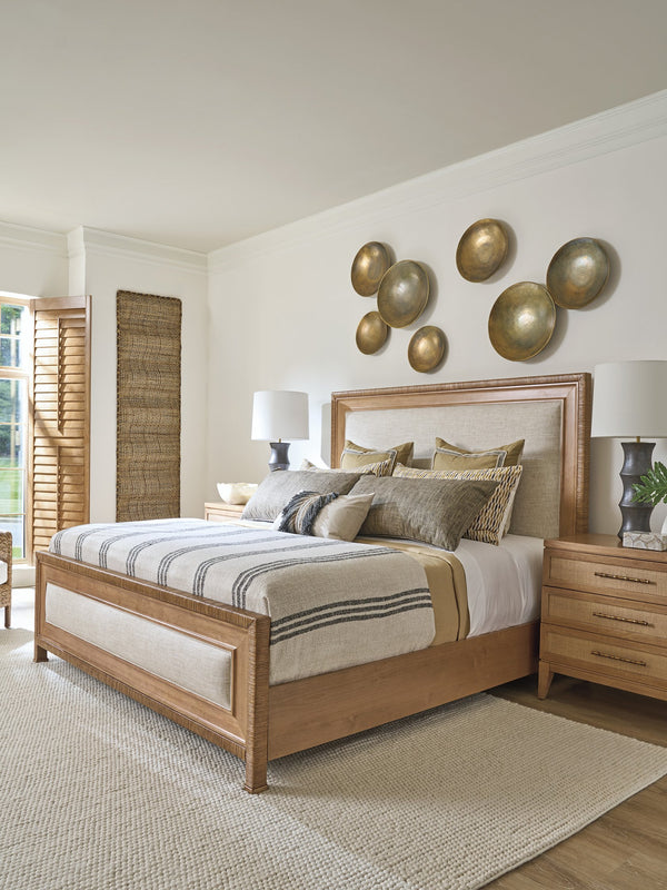 Lexington Tommy Bahama Home Grand Isle Upholstered Bed - Elegant Driftwood Design With Woven Raffia & Soft Indoor Performance Fabric Sunwashed  579-134c