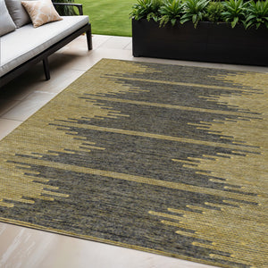 Homeroots 3' Stylish Artichoke Green Ivory Abstract Washable Area Rug For Indoor And Outdoor Spaces 5' X 8' Polyester 580043