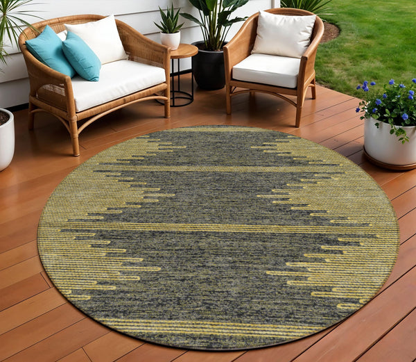 Homeroots 3' Stylish Artichoke Green Ivory Abstract Washable Area Rug For Indoor And Outdoor Spaces 8' Round Polyester 580044