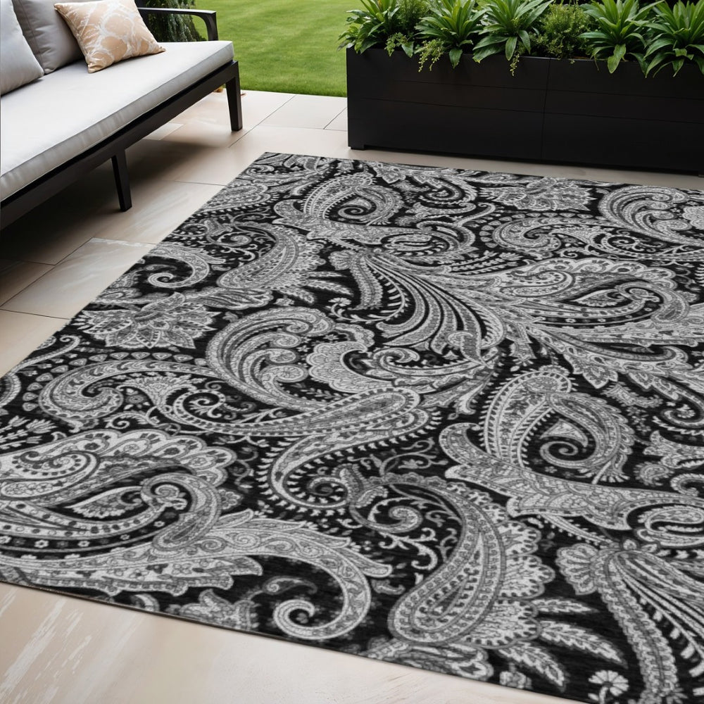 HomeRoots 5' Timeless Black Gray White Paisley Washable Area Rug for Indoor and Outdoor High-Traffic Spaces 5' X 8' 580149