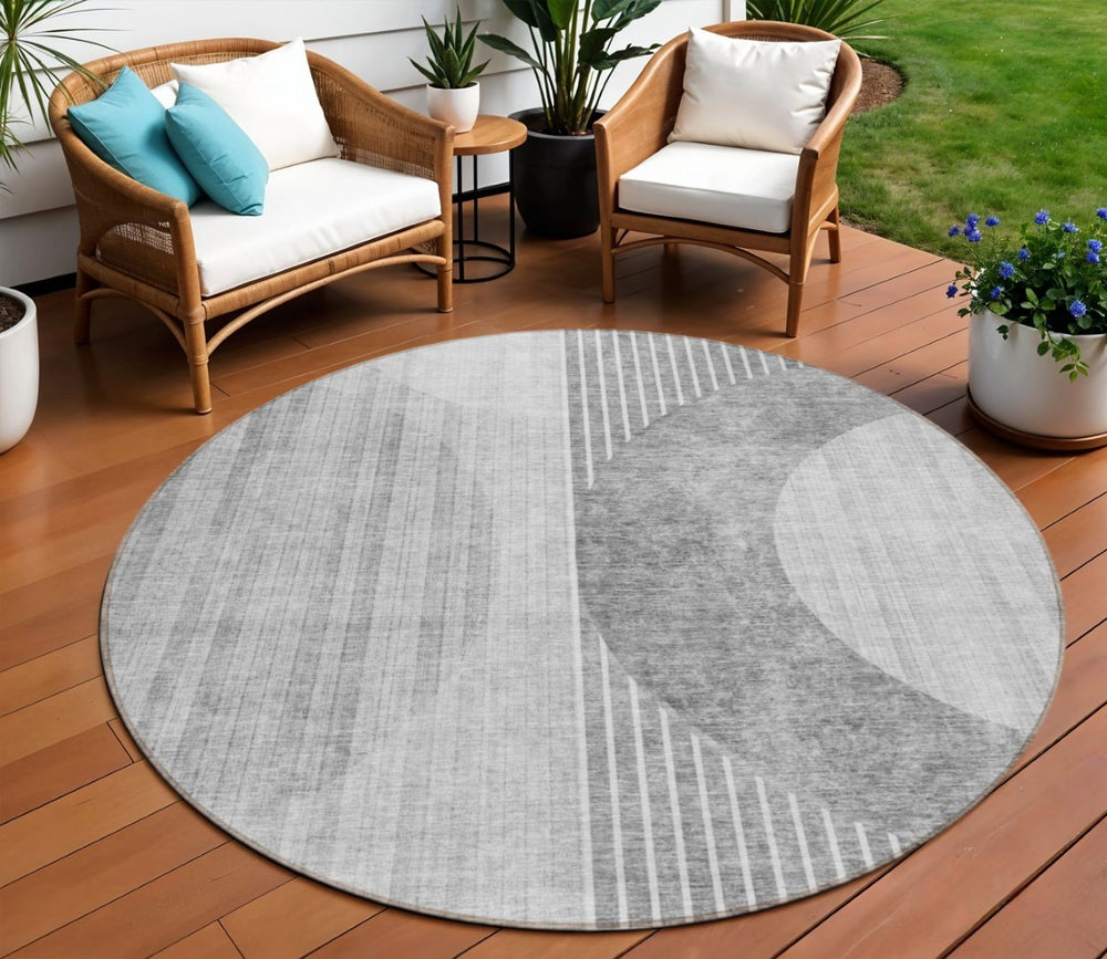 HomeRoots 5' Modern Geometric Area Rug in Gray Silver Charcoal - Washable Indoor Outdoor Durable Design 8' Round 581187