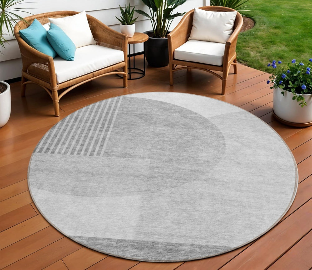 HomeRoots 5' Geometric Area Rug in Gray, Silver, and Ivory - Washable Design for Indoor and Outdoor Durability 8' Round 581289