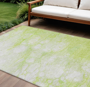 Homeroots 3' Artichoke Green Abstract Area Rug - Washable Indoor/Outdoor, Stain-resistant, Stylish Design 8' X 10' Polyester 582191