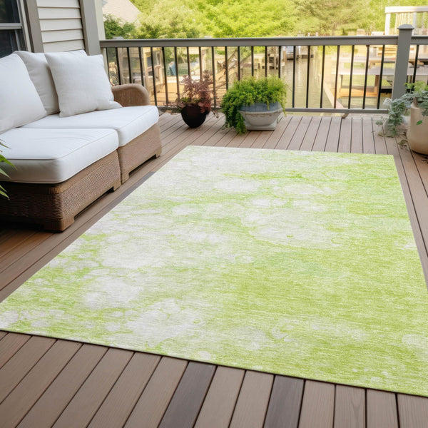 Homeroots 3' Artichoke Green Abstract Area Rug - Washable Indoor/Outdoor, Stain-resistant, Stylish Design 8' X 10' Polyester 582191