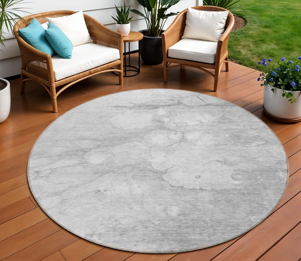 HomeRoots 5' Stylish Silver Gray and Ivory Abstract Rug - Washable, Durable, Ideal for Indoor and Outdoor Spaces 8' Round 582226