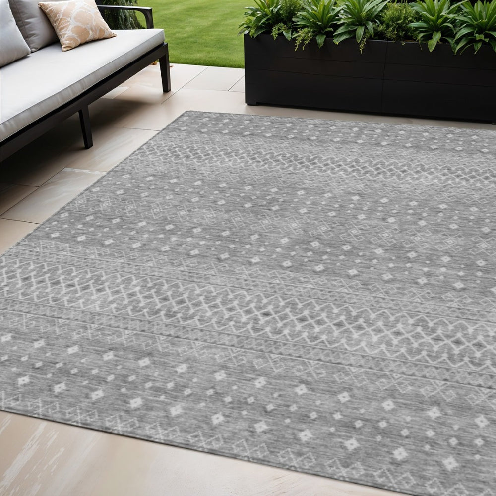 HomeRoots 5' Stylish Silver Gray and Ivory Tribal Area Rug for Indoor Outdoor Use – Durable, Washable Design 5' X 8' 582645
