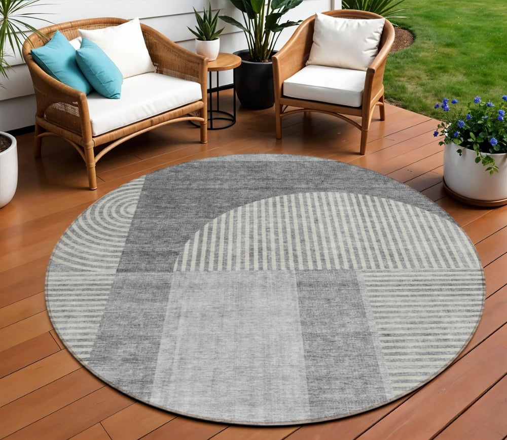HomeRoots 5' Modern Gray Silver Geometric Area Rug - Indoor Outdoor Durable, Washable, Stylish & Versatile 8' Round 582718