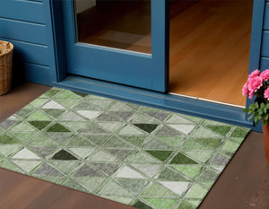 Homeroots 3' Geometric Washable Indoor Outdoor Area Rug In Green And Fern Green - Stylish & Durable Decor 3' X 5' Polyester 583010