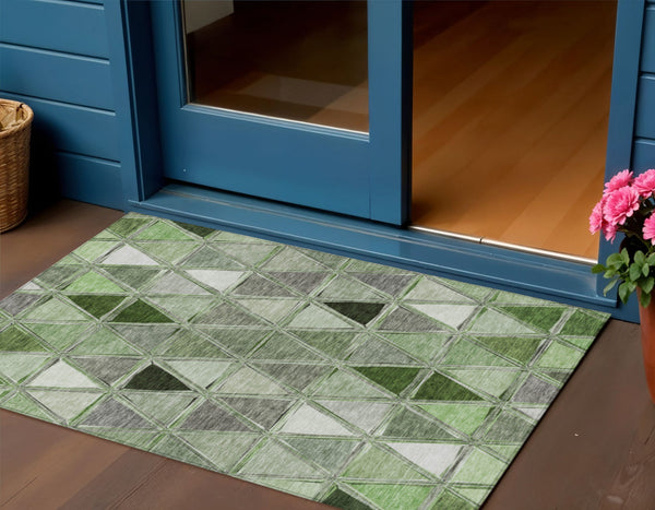 Homeroots 3' Geometric Washable Indoor Outdoor Area Rug In Green And Fern Green - Stylish & Durable Decor 3' X 5' Polyester 583010