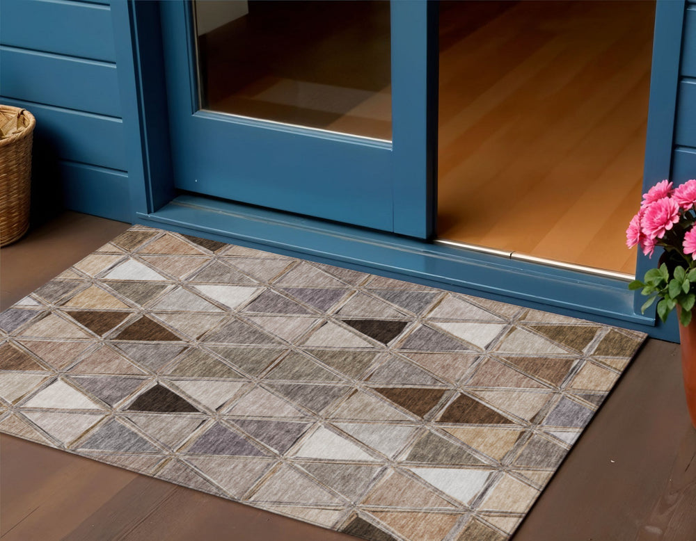 Homeroots 3' Geometric Washable Indoor Outdoor Area Rug In Green And Fern Green - Stylish & Durable Decor 3' X 5' Polyester 583016