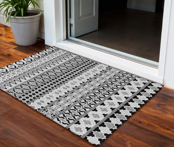 Homeroots 3' Artichoke Green Quatrefoil Washable Area Rug – Elegant Indoor Outdoor Design For Any Space 3' X 5' Polyester 583198