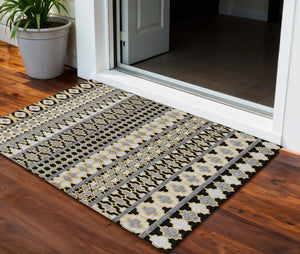 Homeroots 3' Artichoke Green Quatrefoil Washable Area Rug – Elegant Indoor Outdoor Design For Any Space 3' X 5' Polyester 583210