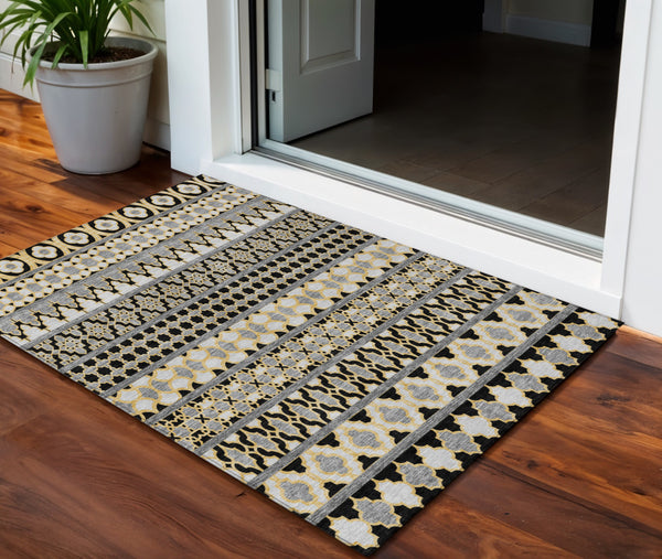 Homeroots 3' Artichoke Green Quatrefoil Washable Area Rug – Elegant Indoor Outdoor Design For Any Space 3' X 5' Polyester 583210